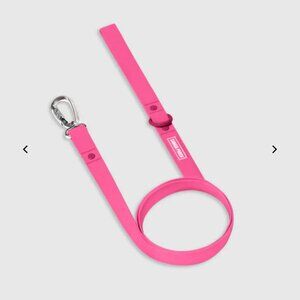 NWT, Canada Pooch Waterproof Dog Leash with Carabiner, Pink - Size L/XL